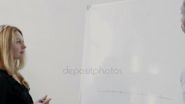 Sarışın işkadını onun planının onu afroamerican erkek colleaue sunar.