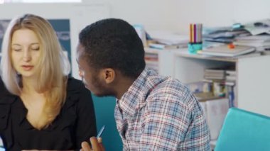 Mimarisinin iki Profesör parlak ofislerine öğrencilerinin sınav çalışır kontrol.