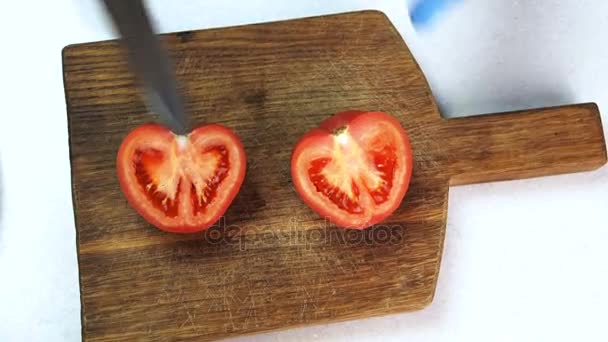 Ovanifrån av händerna i handskar ombord skär med kniv tomat hemsk. — Stockvideo