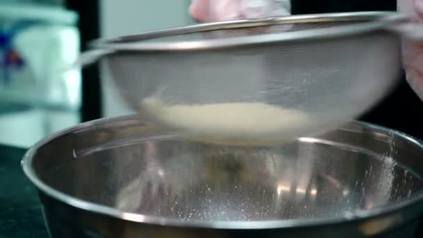レストランのキッチン ・ テーブルでふるいを通してふるい小麦粉をクック. — ストック動画