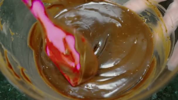 Jovem mulher mexe creme de chocolate na cozinha do apartamento dentro de casa . — Vídeo de Stock