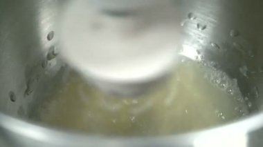 Mealted ezmesi şeker ve yumurta ile elektrik çırpma teli tarafından dövüldüklerini.