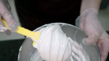 White'nın yakın köpük metal kase hamur eklenen.