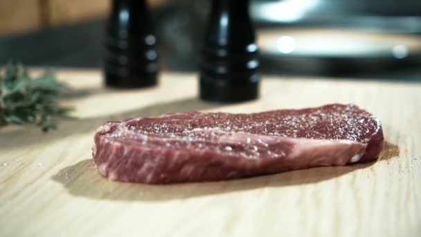 有经验的厨师在餐厅的厨房洒一块肉和蔬菜. — 图库视频影像