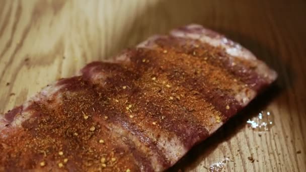 갈비뼈는 부엌에 향신료와 허브 그리고 기름칠 되는 쇠고기의 클로즈업. — 비디오