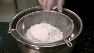 Şef beyaz silikon eldiven içinde el mutfak buğday Un Eleme.