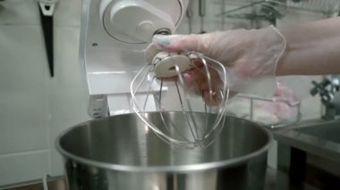 Erkek chef malzemeler, mutfak kapalı blender kullanarak karışımları.