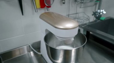 Mikser ev mutfak kapalı tablo beyaz krem şanti.