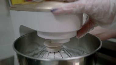 Yemek kek için şeker kabartıp bitiriyor elektrik çırpıcı, yakın çekim.