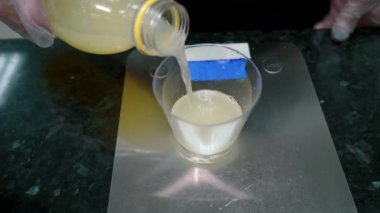 Cook ölçekte sarı sıvı kısmını ölçer ve hamur un ekler.