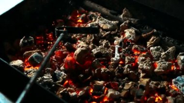 Barbekü, ağır çekim siyah komisyon tarafından karışık kırmızı kömürlerin, yakın çekim.