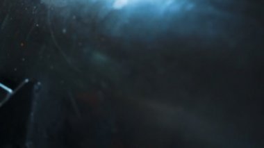 Genç aşçı kızarmış et ızgara mutfak kapalı alıyor.