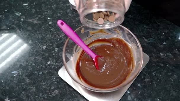 Talentoso cozinheiro derrama biscoito em creme de chocolate na mesa na cozinha . — Vídeo de Stock