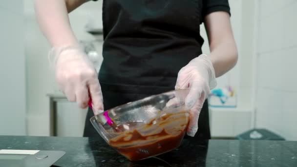 El uso de un pastelero de espátula de silicona mueve la crema de chocolate . — Vídeo de stock