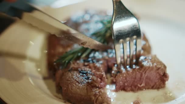 Bife de carne quente está sendo cortado pelo cliente de restaurante caro, close-up . — Vídeo de Stock
