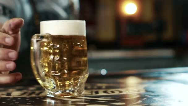 Närbild av öl mugg levereras till klienten i eleganta bar. — Stockvideo