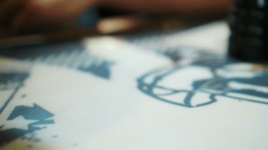 Beyaz ile lezzetli sığır eti biftek yemek restoran istemcisinde önünde tabloya koymak, yakın çekim.