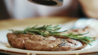 Deneyimli Şef tuz ile kızarmış et Restoran mutfağında sprinkles..