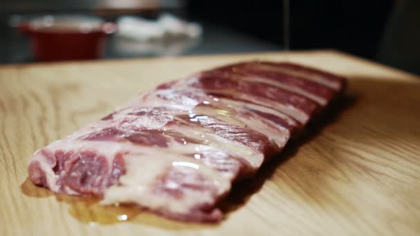 Close-up de costelas de carne sendo preparado para a culinária em restaurante caro, câmera lenta . — Vídeo de Stock