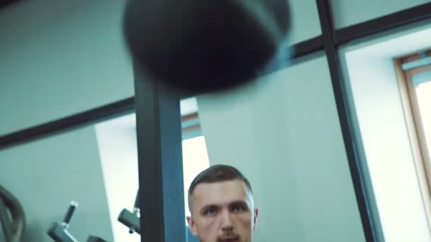 Portrait of handsome sportsman, who is having training in modern gym, slow motion. — Stock Video