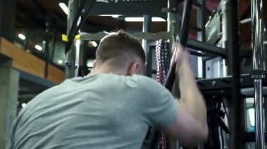 Adam geri jimnastik salonu çapraz eğitim oturumunda ipi çeker.