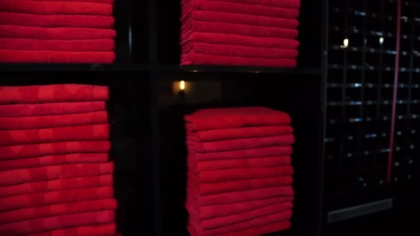 Personeel neemt handdoek uit stapel voor client vanuit magazijn. — Stockvideo