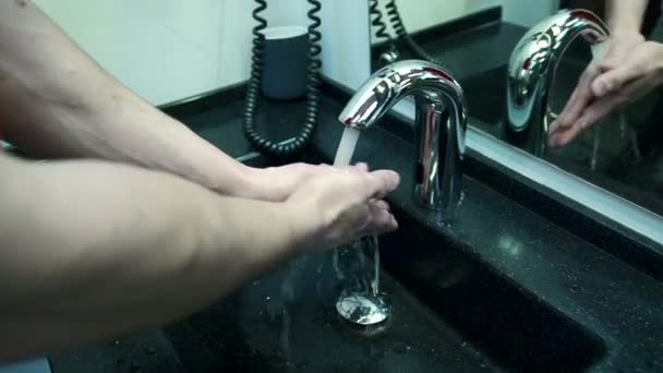 Nahaufnahme männlicher Hände, die im Badezimmer gewaschen werden. — Stockvideo