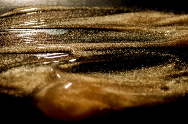 Siyah bir arka plan üzerinde inci jel