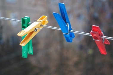 Çok renkli plastik clothespins