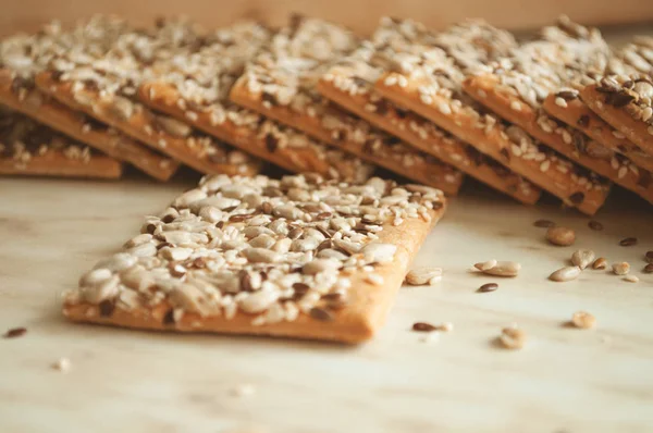 Cracker mit Sonnenblumenkernen — Stockfoto