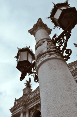 Sütun Lviv fener ile 