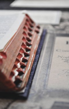 Masada eski bir kitap var.