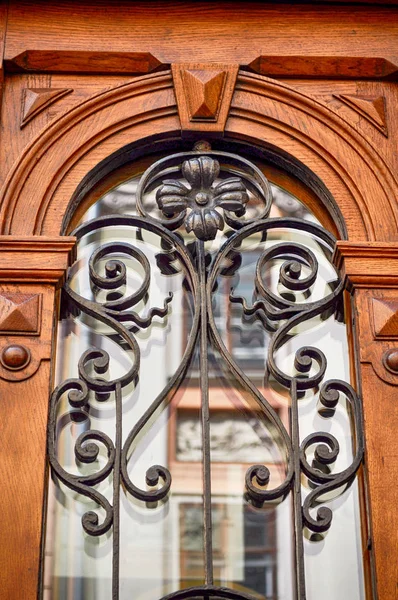 Portas de madeira com grade de ferro forjado e vidro — Fotografia de Stock