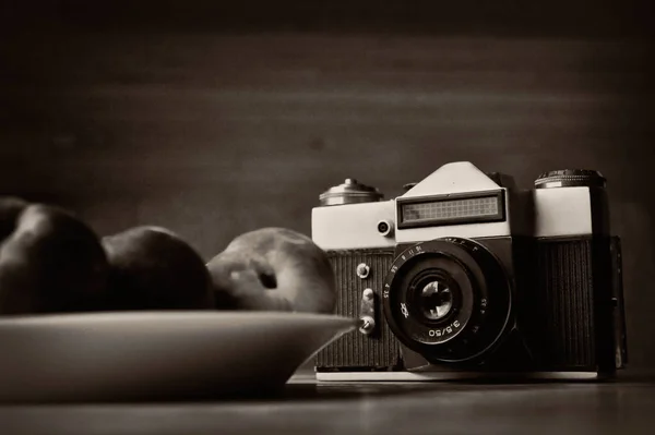 Foto antiga câmera preto e branco foto — Fotografia de Stock