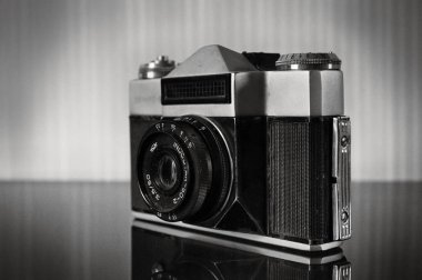 Eski fotoğraf makinesi vintage masanın üstüne