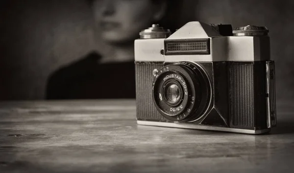 Oude vintage van de camera op het Bureau — Stockfoto