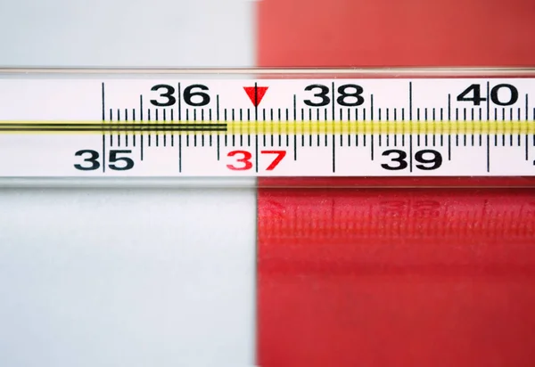 Kvicksilvertermometer Vit Röd Bakgrund — Stockfoto