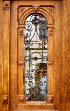 dövme çubukları ile eski ahşap kapılar