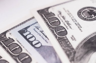 birkaç farklı banka notları 100 dolar