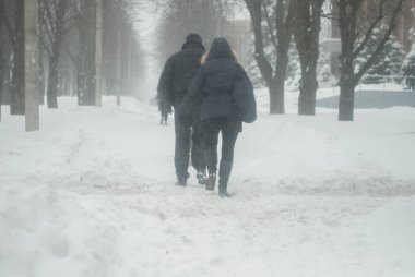 insanlar içinde belgili tanımlık kar ve kar fırtınaları