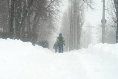 insanlar içinde belgili tanımlık kar ve kar fırtınaları