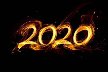 Güzel yangın sayısı 2020, siyah arka planda kıvılcımlar var.