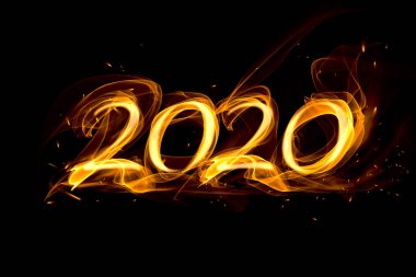 Güzel yangın sayısı 2020, siyah arka planda kıvılcımlar var.