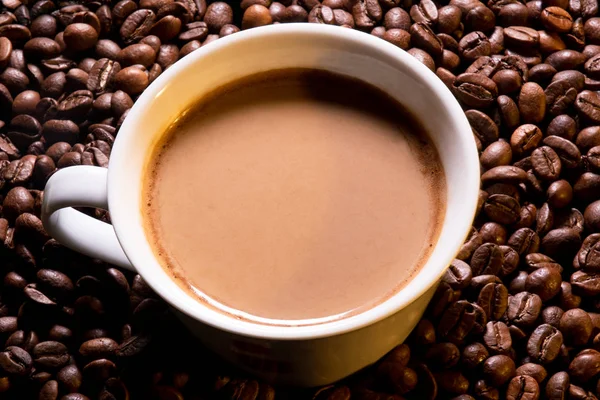 Caffè Con Latte Sullo Sfondo Chicchi Caffè — Foto Stock