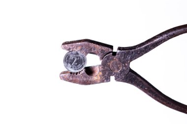 Beyaz arka planda paslı penseyle 2 Hryvnia Ukrayna parası.