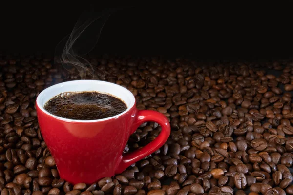 Caffè Una Piccola Tazza Rossa Con Vapore Sullo Sfondo Chicchi — Foto Stock