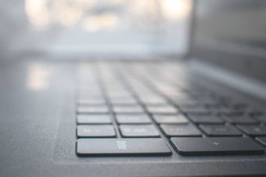 Siyah dizüstü bilgisayar klavyesi. Yan görünüm