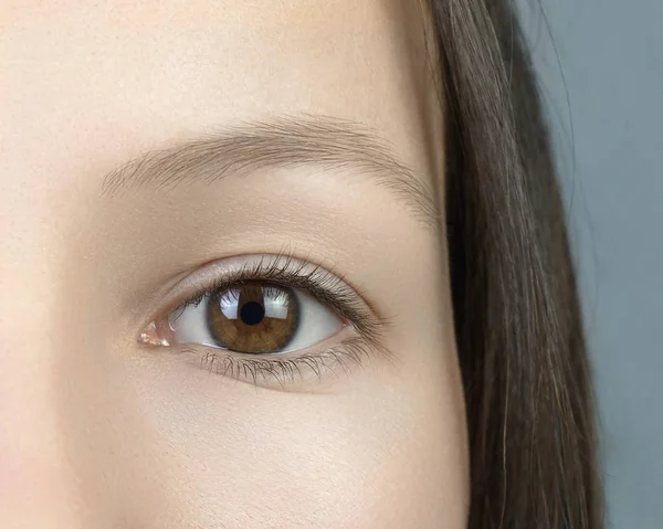 Una Chica Tiene Ojos Marrones — Foto de Stock