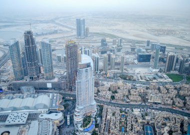 Birçok güzel gökdelenler çölde güzel bir görünümü