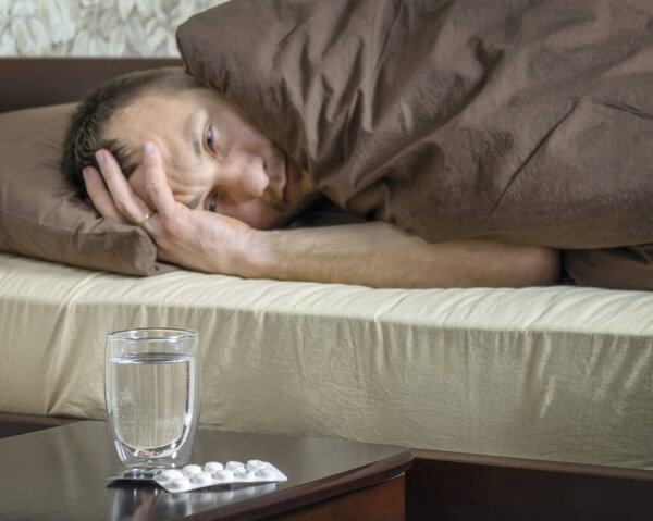 мужчина чувствует себя больным
